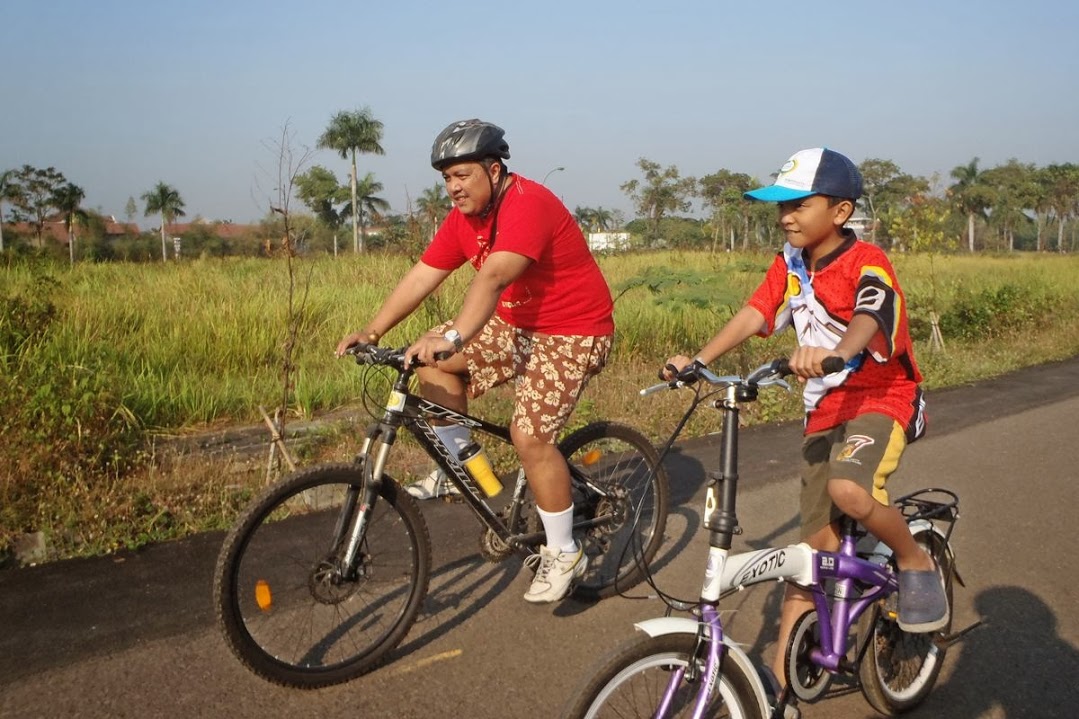 KEBERSAMAAN YANG MENGESANKAN DALAM FAMILY BIKE CIKARANG BARU CYCLING