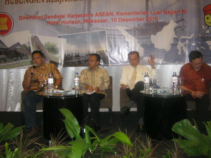 Saya memandu Seminar Sosialisasi Pengembangan ASEAN di Makassar, 10 Desember 2010